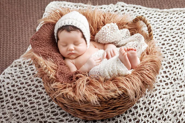 Hermoso bebé recién nacido 2 semanas durmiendo en una canasta con —  Fotos de Stock