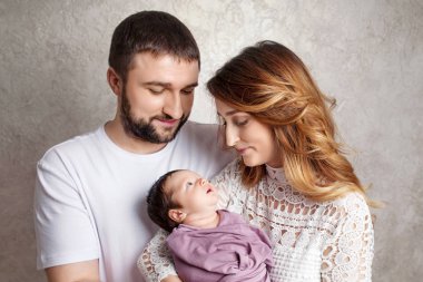 Kadın ve yeni doğmuş bir bebek tutan adam. Anne, baba ve bebek. Portresi