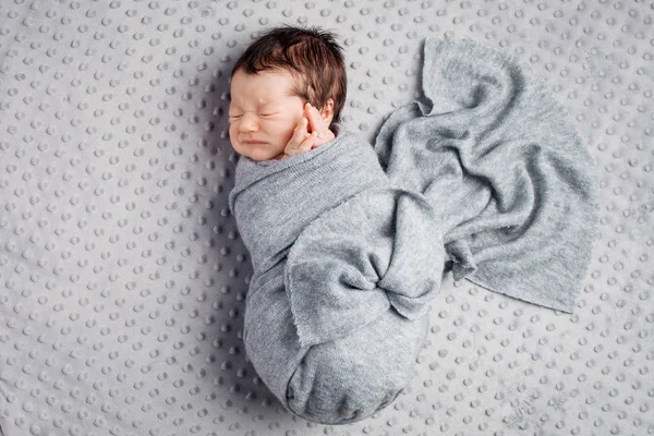 Dulce bebé recién nacido. Recién nacido niño 2 semanas de edad en el cocon mentira —  Fotos de Stock