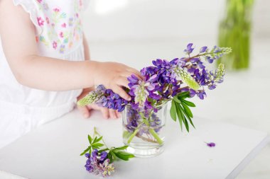 Buket çiçek ile oynayan küçük bir kız. Resmi kapatmak