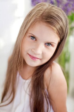 Mor çiçekler arasında oldukça küçük duygu kız portresi. CL