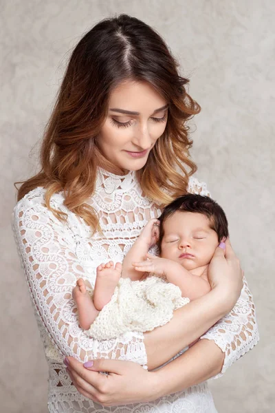 Hübsche Frau mit einem neugeborenen Baby auf dem Arm. mot-Porträt — Stockfoto