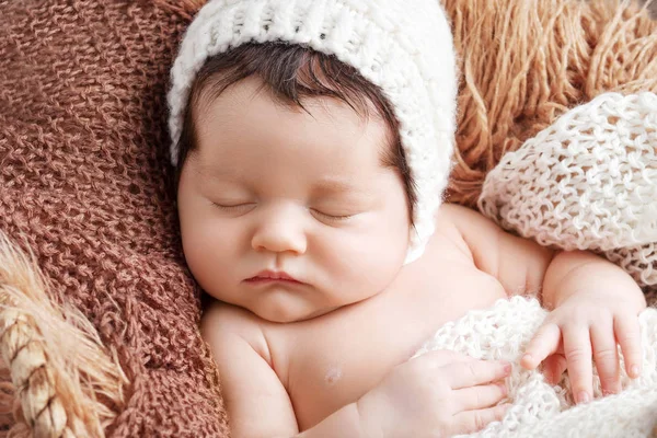 Beautiful little newborn baby 2 weeks sleeping in a basket with — Stock Photo, Image