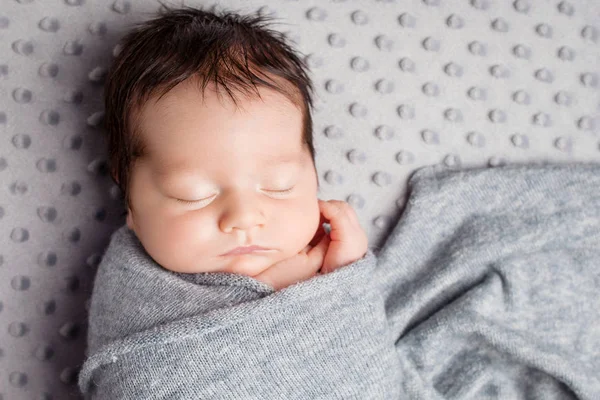 Söta nyfödda sover. Nyfödd pojke 2 veckor gamla i co — Stockfoto