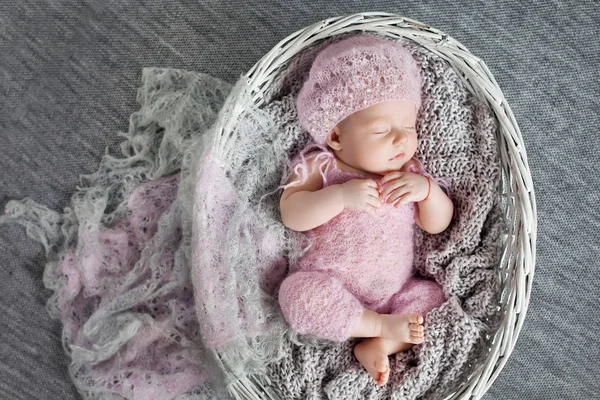 Schöne kleine neugeborene Mädchen 1 Monat schläft in einem wattierten Korb — Stockfoto