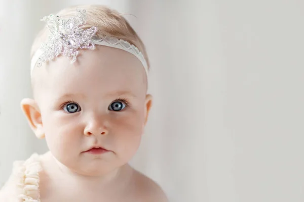 Una niña bonita con ojos azules. Primer plano. Copiar espacio — Foto de Stock