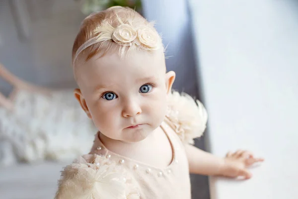 Portrait de la jolie petite fille aux yeux bleus. Un regard sérieux — Photo