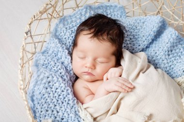 Güzel küçük yeni doğan bebek 2 hafta bir sepet ile sleeping 