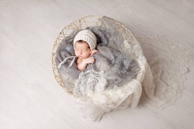 Güzel küçük yeni doğan bebek 2 hafta bir sepet ile sleeping 