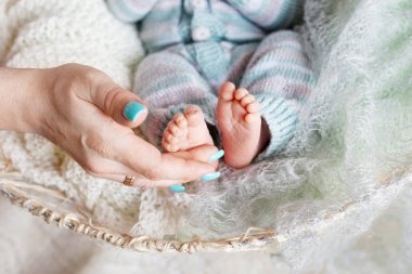 Yeni doğan bebek ayaklar anne elinde güzel bir kalp gibi şekil. Mo