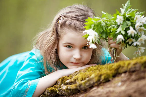 Piękna Mała Dziewczynka Niebieskiej Sukience Chodzenie Drewno Wiosna — Zdjęcie stockowe