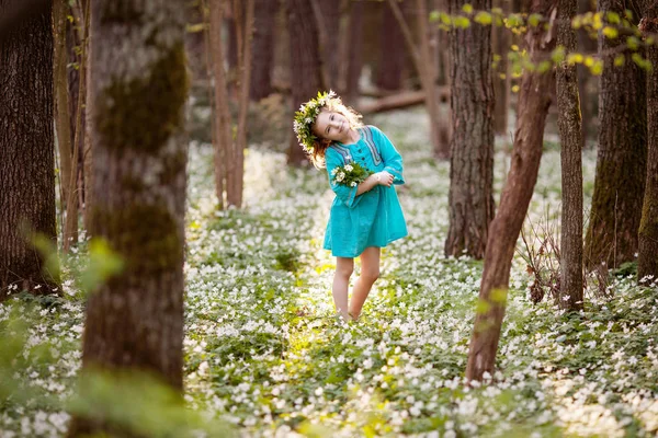 A séta a tavaszi fa kék ruha gyönyörű kislány — Stock Fotó