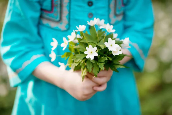 Menina segurando lindo buquê de flores anamone primavera. Fechar — Fotografia de Stock