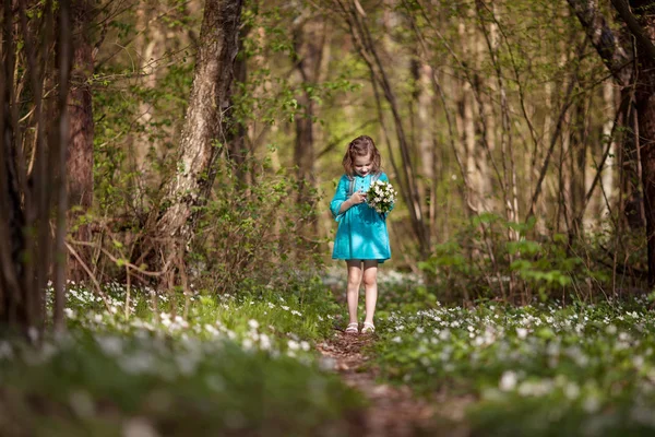 Menina dando um passeio sozinha em um parque ou floresta. Bonito. — Fotografia de Stock