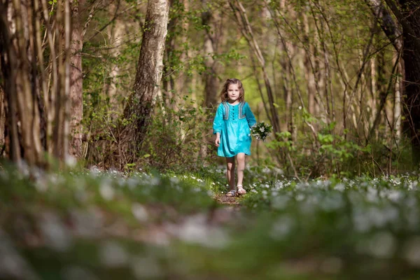 Kleines Mädchen, das ganz allein in einem Park oder Wald spazieren geht. niedlich — Stockfoto