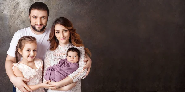 Feliz retrato familiar. Padres sonrientes con dos hijos. Mothe. —  Fotos de Stock