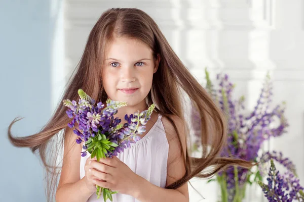 Πορτρέτο της το υπέροχο κοριτσάκι με ένα μπουκέτο από λουλούδια. Lo — Φωτογραφία Αρχείου
