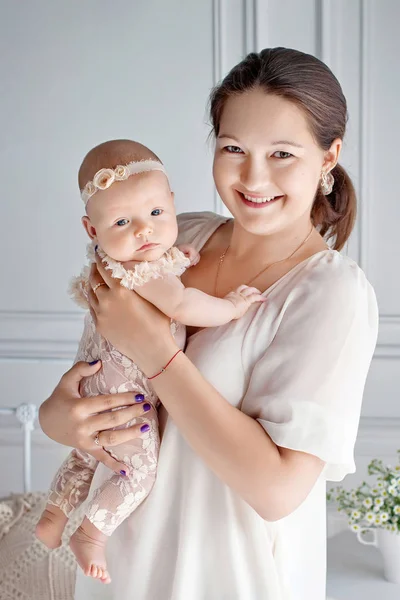 Mutlu anne ve bebeğin evde portresi. — Stok fotoğraf
