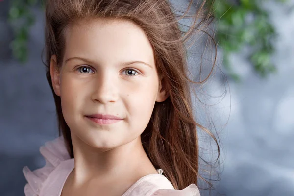 Retrato da adorável menina com um buquê de flores. Lo — Fotografia de Stock