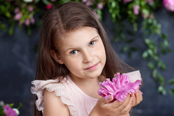 Πορτρέτο της το υπέροχο κοριτσάκι με ένα μπουκέτο από λουλούδια. Lo — Φωτογραφία Αρχείου