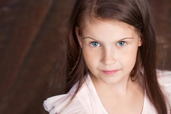 Ritratto della bella bambina con un mazzo di fiori. Lo. — Foto Stock