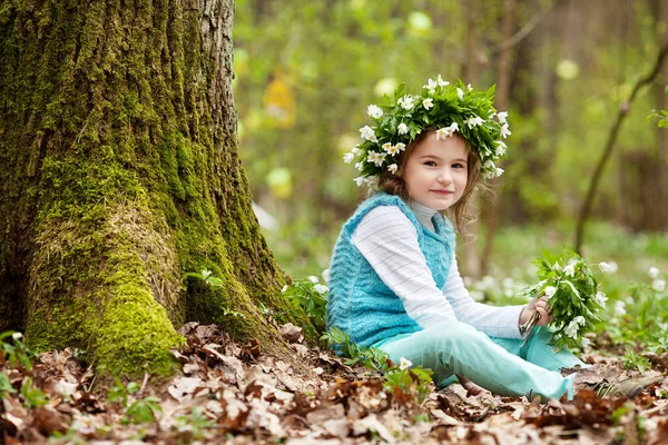 Pretty  girl sitting underthe tree. Beautiful little girl in a b — Stock Photo, Image