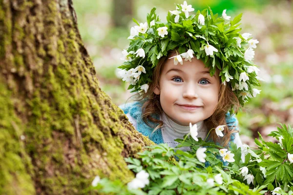 Portrét hezká dívka s věncem z květin na hlavu. Být — Stock fotografie