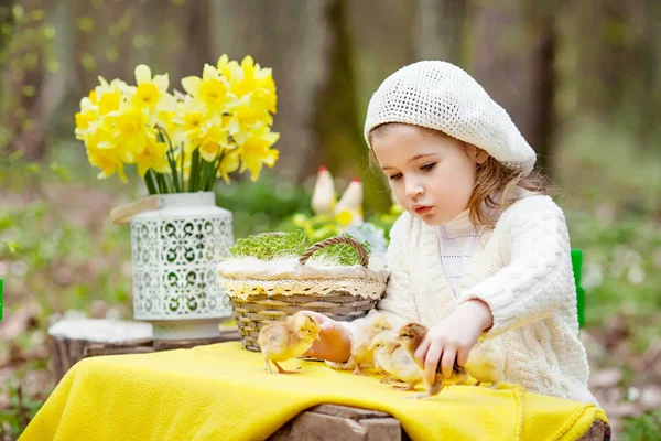 Bonne petite fille jouant avec de petits poulets en plein air. Printemps E — Photo