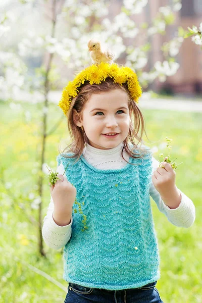 Niña feliz jugando con pollos pequeños al aire libre. Primavera E — Foto de Stock