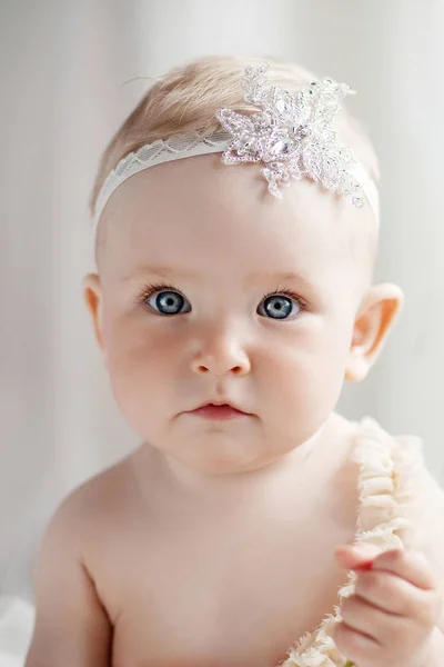 Una niña bonita con ojos azules. Primer plano de imagen — Foto de Stock