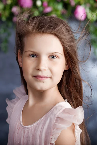 Ritratto della bella bambina con un mazzo di fiori. Lo. — Foto Stock