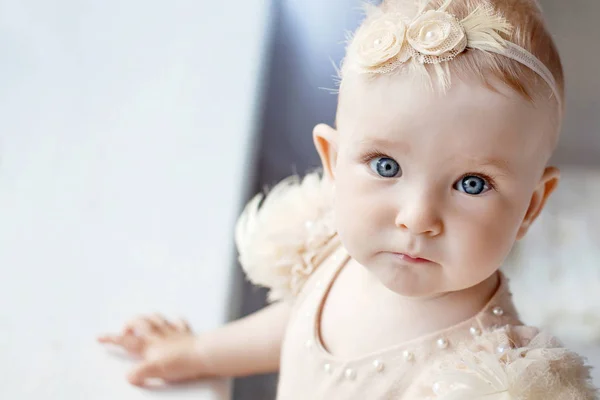 Retrato de la encantadora niña con ojos azules. Serio silencio — Foto de Stock