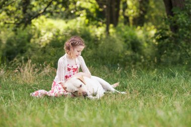 Sarılma ve su içinde labrador Ütü sevimli gülümseyen küçük kız