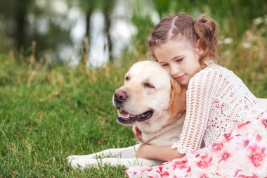 Sarılma ve su içinde labrador Ütü sevimli gülümseyen küçük kız
