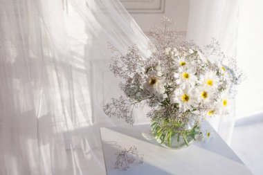 Hafif rahat yatak odasında cam vazo beyaz papatya floweers inter