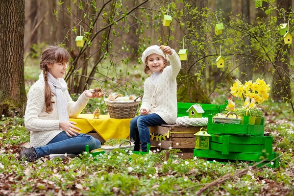 小さな鶏の屋外で遊んで幸せな女の子。春のイースター — ストック写真