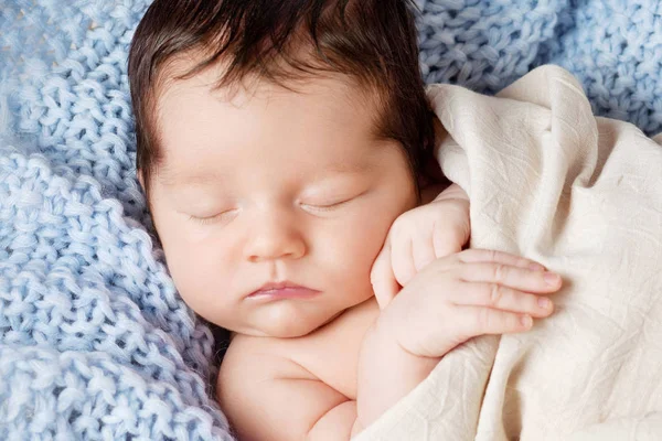 Mooie kleine pasgeboren baby 2 weken slapen in een mand met — Stockfoto