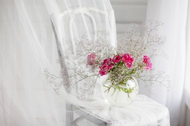 Hala gipsofila ile yaşam ve RETR üzerinde cam vazo çiçek gül