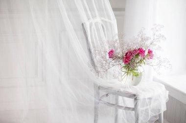 Hala gipsofila ile yaşam ve RETR üzerinde cam vazo çiçek gül