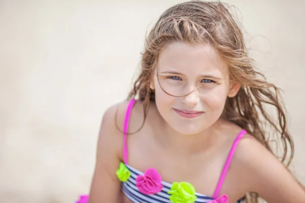 Bella ragazza che si rilassa sulla spiaggia. Ritratto di adolescente gir — Foto Stock