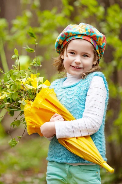 Petite fille mignonne avec des fleurs de narcisse dans un jardin de printemps. Chi ! — Photo