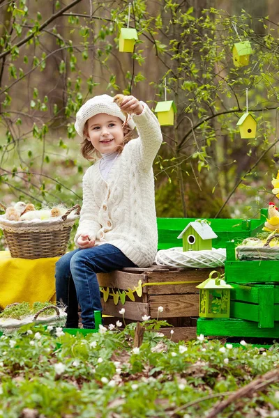 Šťastná holčička si hraje s malými kuřaty venku. Jaro — Stock fotografie
