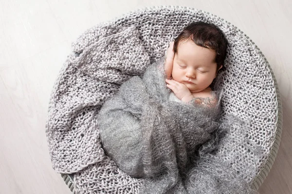 Dulce bebé recién nacido durmiendo. Precioso recién nacido de 2 semanas de edad —  Fotos de Stock