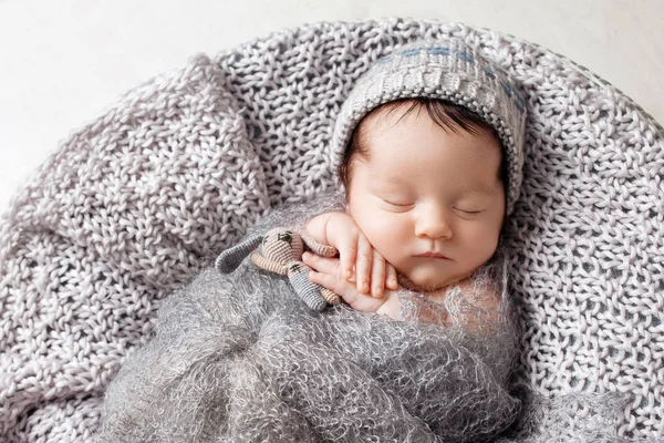 Sweet newborn baby sleeps in a basket. Beautiful newborn boy — Stock Photo, Image