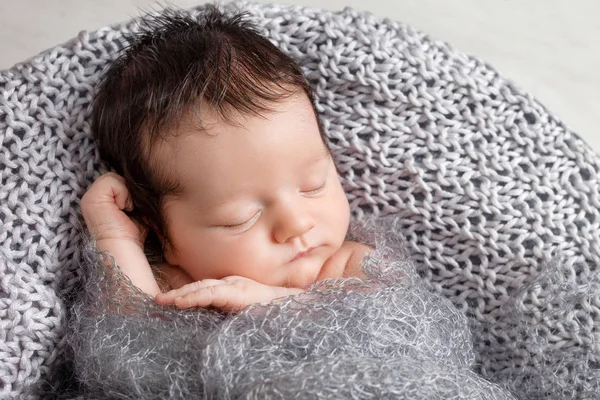Dulce bebé recién nacido durmiendo. Precioso recién nacido de 2 semanas de edad mintiendo —  Fotos de Stock