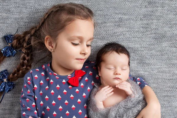 Bebê recém-nascido com irmã. Menina bonito deitado com seu pequeno brothe — Fotografia de Stock