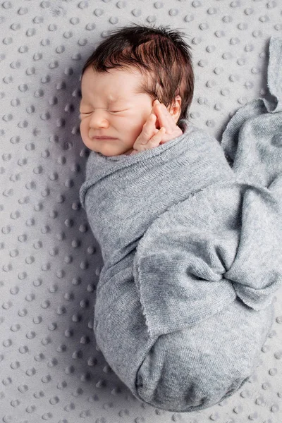 Dulce bebé recién nacido. Recién nacido niño 2 semanas de edad en el cocon mentira —  Fotos de Stock