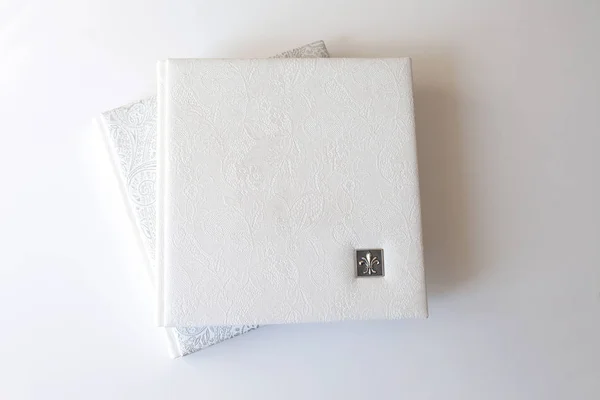 Photobook avec une couverture en cuir véritable. Belle couverture blanche — Photo