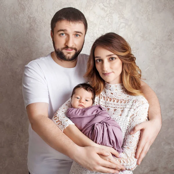 Kadın ve yeni doğmuş bir bebek tutan adam. Anne, baba ve bebek. Portresi — Stok fotoğraf