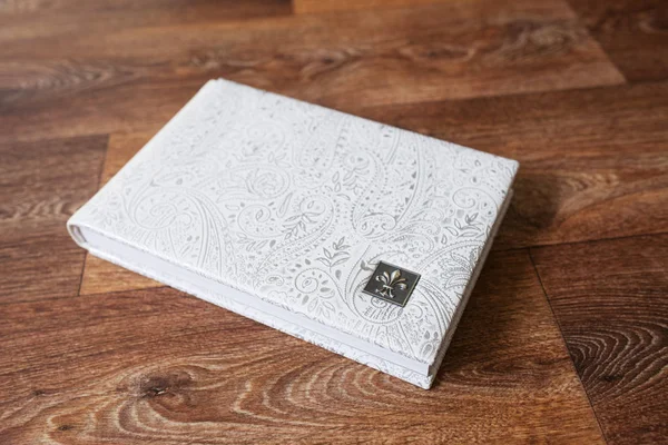 Photo book with a cover of genuine leather. White color with dec — Stock Photo, Image